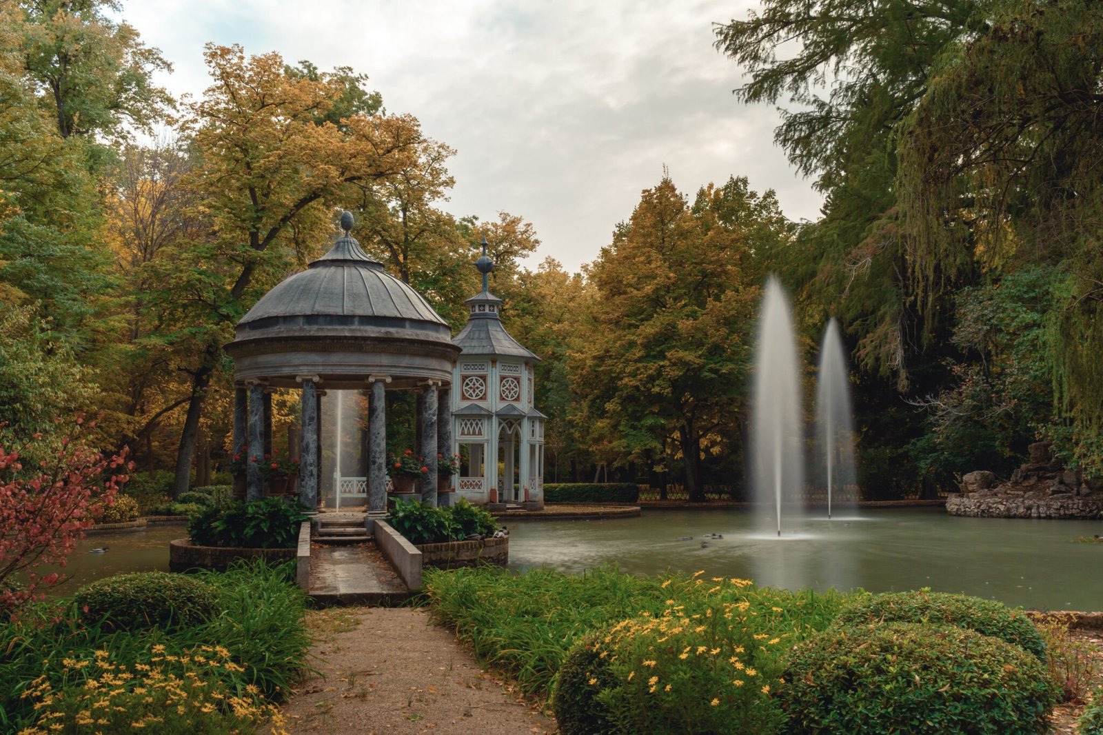 The beautiful view of Chinescos Pond. Aranjuez, Madrid, Spain.