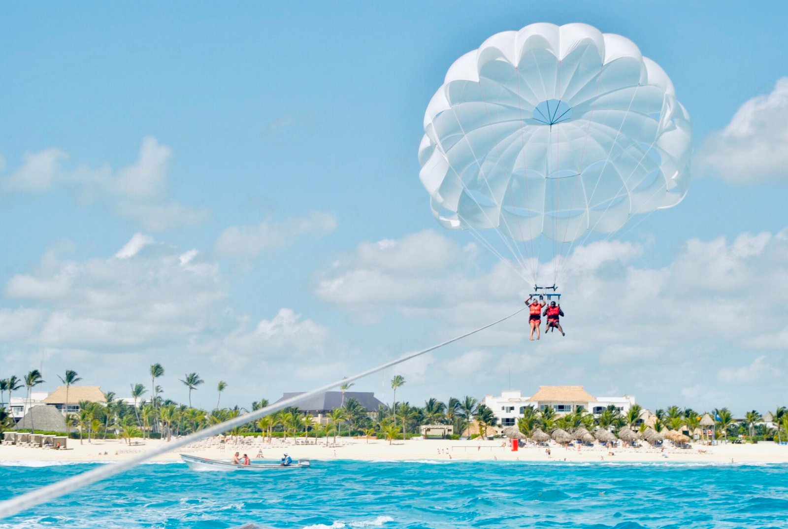 couple-parasailing-over-crystal-blue-water-in-domi-2026-01-07-06-27-49-utc